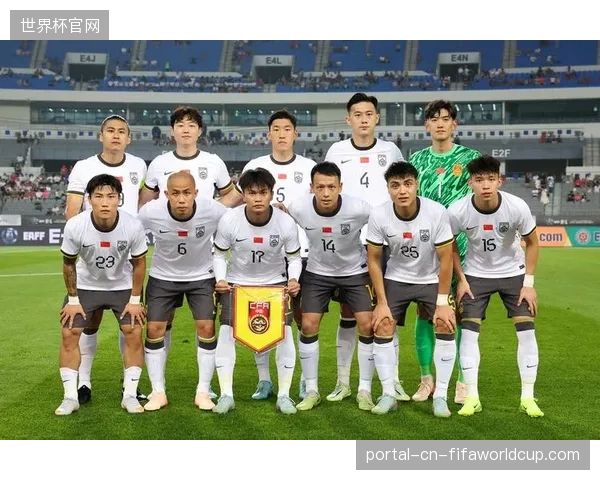 朱辰杰后场失误导致丢球，中国男足凭借塞尔吉尼奥和张玉宁的进球险胜新加坡